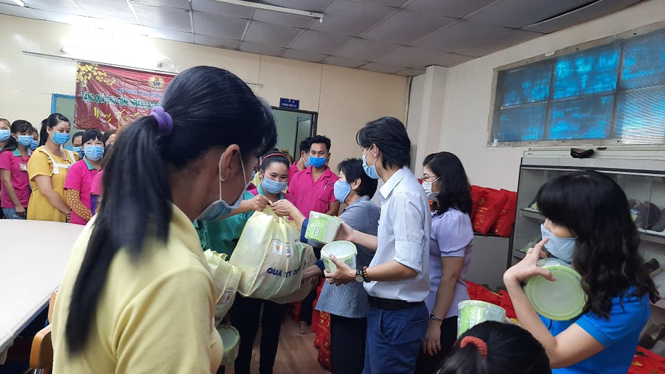 Tin vui cuối năm: TP HCM tăng mạnh mức hỗ trợ cho người nghèo, người có công, đối tượng yếu thế