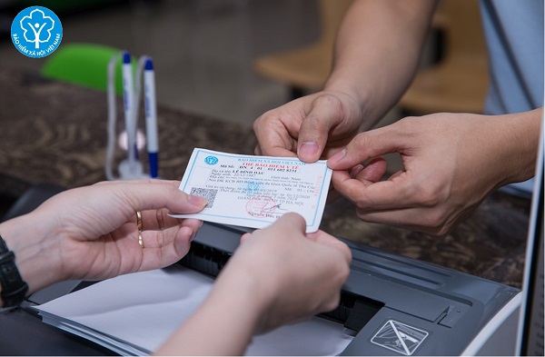 Thân nhân sĩ quan quân đội được cấp thẻ Bảo hiểm y tế từ 01/12/2024